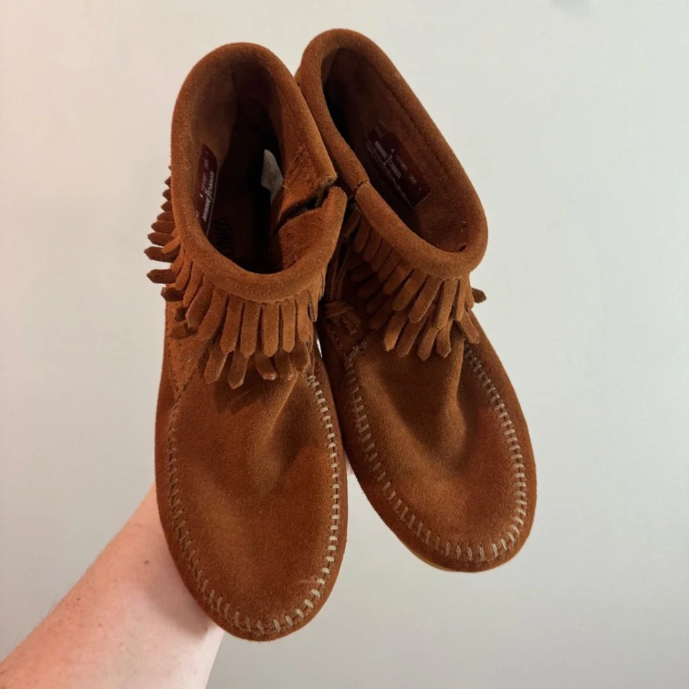 Minnetonka Kids Brown Suede Fringe Back Zip Moccasin Boots 2292 Size 4